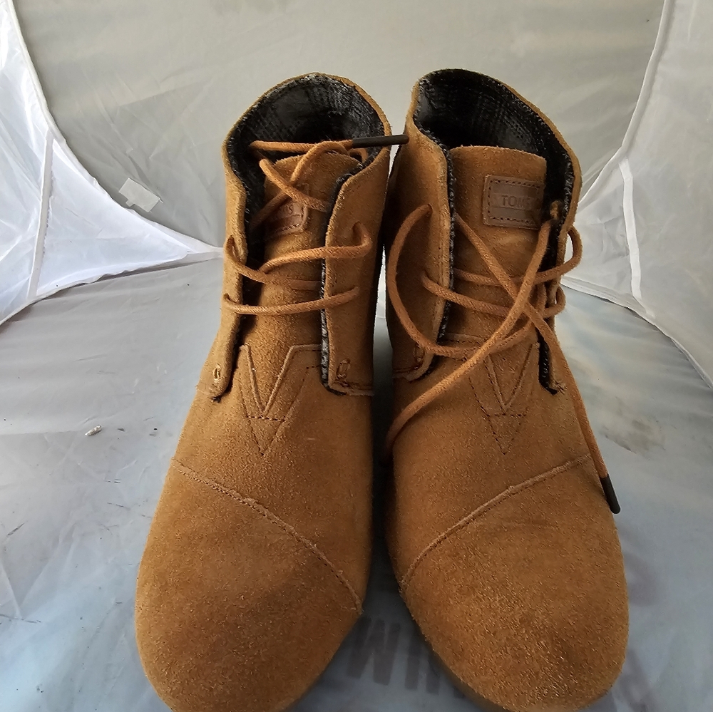 Toms Vegan Suede Lace Up Wedge Platform Ankle Boot Booties Tan Women US 9 USED. 